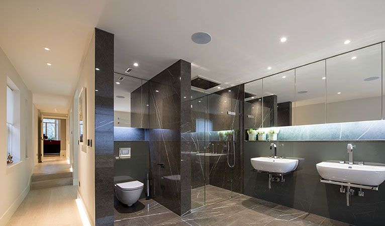 Master En-suite bathroom with marble & hand crafted fitted units in Kensington SW7