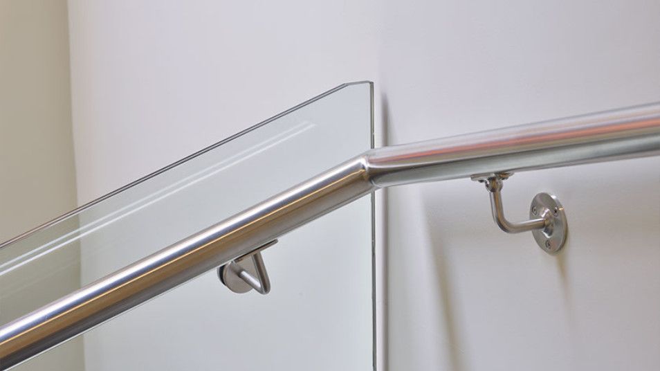 bespoke-stainless-steel-handrail-low-iron-toughened-glass-balustrade-chelsea